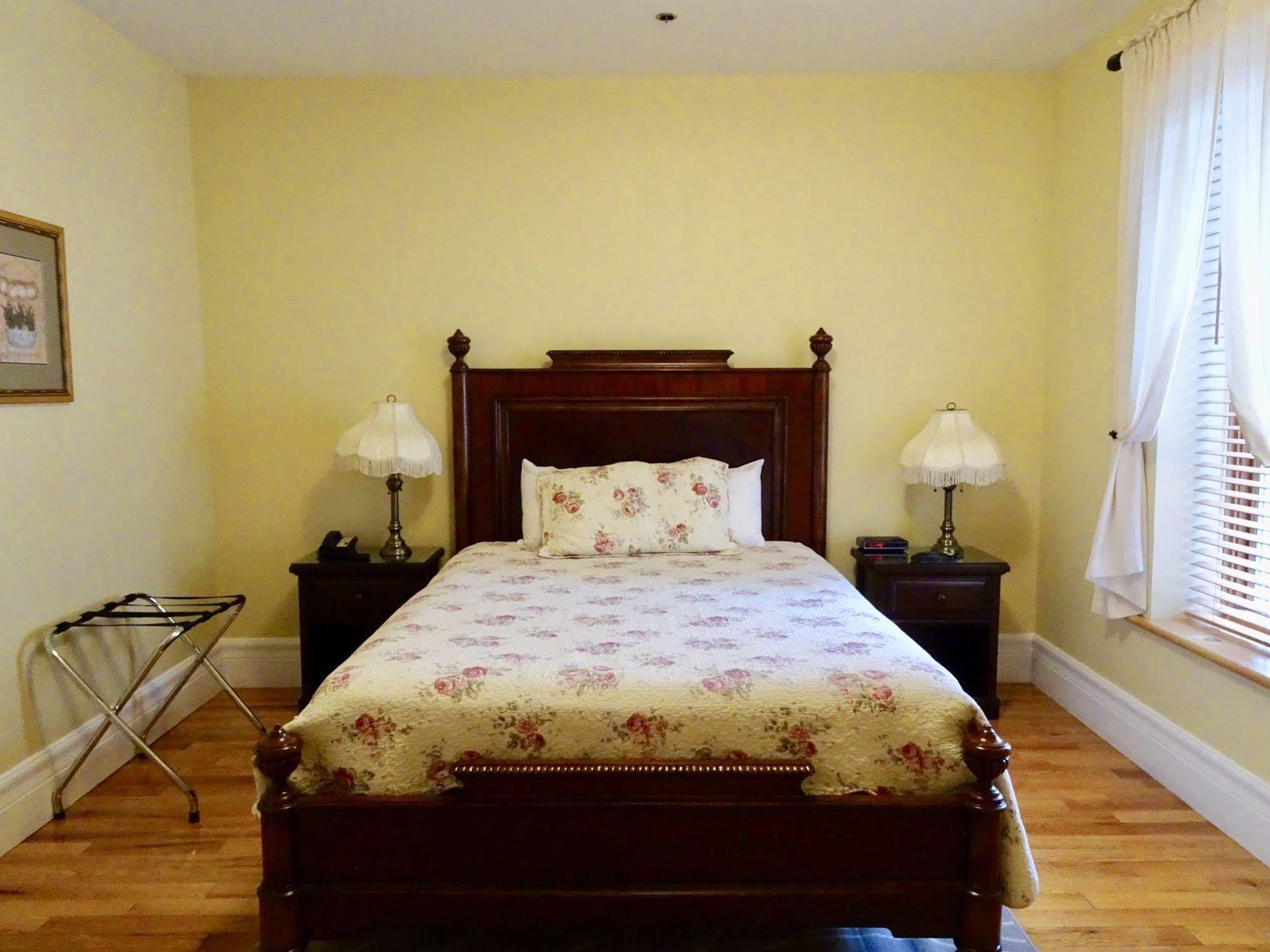 Auberge Le Jardin D'Antoine Montreal Bagian luar foto